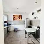 Apartment Grosse Wohnung Mit Zwei Schlafzimmern Und Terrasse In Bonn *