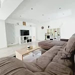 Apartment Grosse Wohnung Mit Zwei Schlafzimmern Und Terrasse In Bonn Bonn