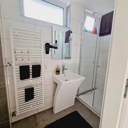 Grosse Wohnung Mit Zwei Schlafzimmern Und Terrasse In Bonn شقة *