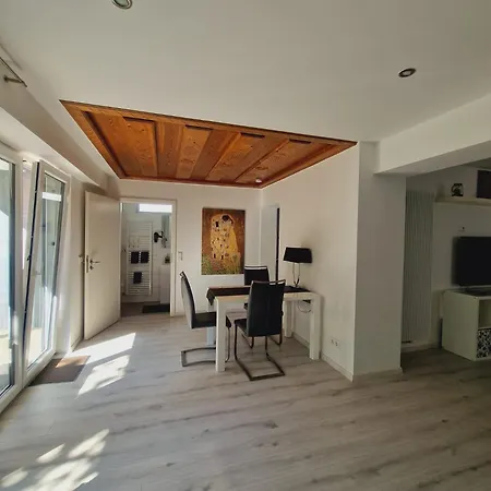 Апартаменты Grosse Wohnung Mit Zwei Schlafzimmern Und Terrasse In Bonn Бонн