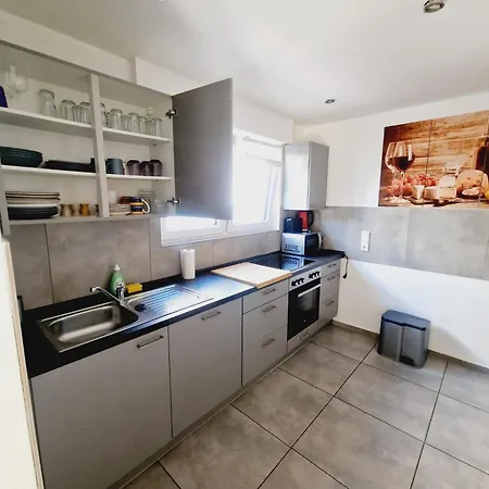 Grosse Wohnung Mit Zwei Schlafzimmern Und Terrasse In Bonn شقة *