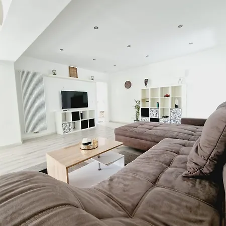 شقة Grosse Wohnung Mit Zwei Schlafzimmern Und Terrasse In Bonn بون