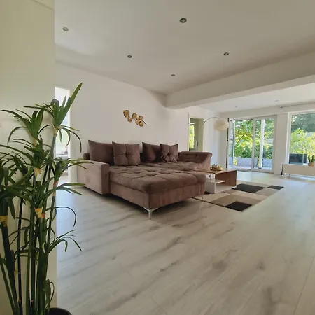 Grosse Wohnung Mit Zwei Schlafzimmern Und Terrasse In Bonn * Бонн