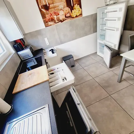 Appartement Grosse Wohnung Mit Zwei Schlafzimmern Und Terrasse In Bonn