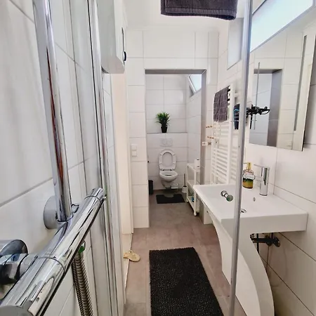 Grosse Wohnung Mit Zwei Schlafzimmern Und Terrasse In Bonn ボン