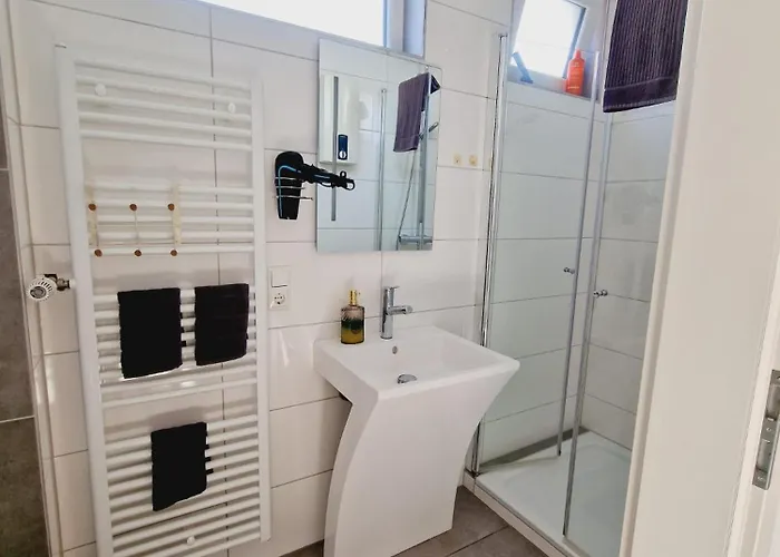 Grosse Wohnung Mit Zwei Schlafzimmern Und Terrasse In Bonn 公寓 *