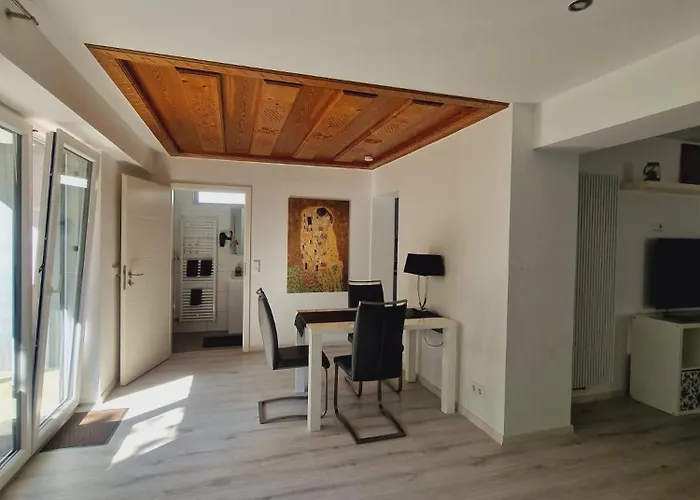 Апартаменты Grosse Wohnung Mit Zwei Schlafzimmern Und Terrasse In Bonn Бонн