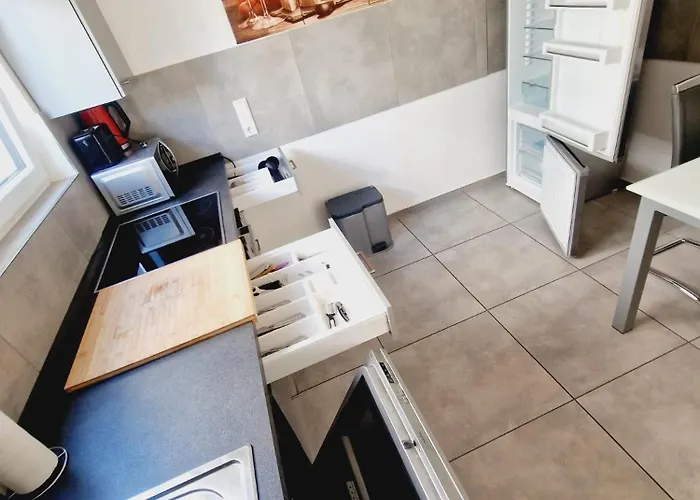 Lägenhet Grosse Wohnung Mit Zwei Schlafzimmern Und Terrasse In Bonn